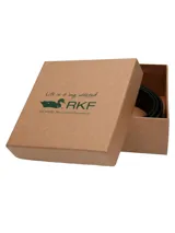 Cinturón de cuero marrón con hebilla metálica rectangular color plata envejecida y logo RFK grabado en la trabilla.