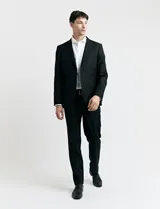 Ambo de corte clásico compuesto por saco de dos botones y pantalón de vestir a juego. El saco cuenta con solapas de muesca, bolsillos laterales con solapa y un bolsillo en el pecho. El pantalón presenta un corte recto y limpio.