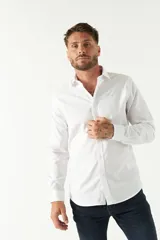 Camisa blanca de hombre, de corte slim, con cuello italiano y logo bordado.