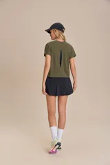 Remera deportiva verde militar de calce suelto, con mangas cortas, sisas desplazadas y abertura en la espalda. Confeccionada en tejido liviano y respirable con tecnología Quick Dry y Easy Care.