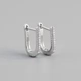 Par de aros tipo argolla de plata 925 con circonias incrustadas.