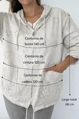 Campera fina de algodón color gris topo con capucha y cierre frontal. Presenta detalles tipo broderie, corte holgado y mangas con opción de remangar.