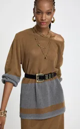 Sweater de punto calado con diseño de bloques de color en tonos marrón y gris. Presenta escote barco, mangas largas con puños ajustados en color gris y corte recto.