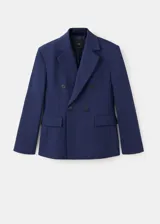 Blazer azul marino de estilo sastrero, corte recto, con cuello pico y solapas de muesca. Cuenta con dos bolsillos con solapa en los laterales y cierre frontal de doble botonadura.