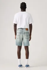 Bermuda de denim celeste con lavado claro y efecto gastado, de corte holgado y tiro medio, con bolsillos clásicos.