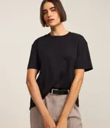 Remera básica de algodón pima color blanco, de manga corta, cuello redondo y diseño liso.