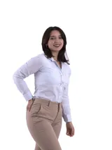 Camisa de manga larga a rayas verticales azules y blancas, confeccionada en algodón.