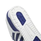 Championes adidas modelo Rivalry Low, de diseño urbano con base blanca y detalles en azul en las icónicas tres tiras, talón y entresuela. Presenta perforaciones en la puntera para mayor ventilación y suela de goma resistente.