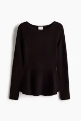 Buzo de punto acanalado con lana, de ajuste entallado, escote bote y diseño con peplum en la cintura.