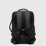 Mochila de viaje color negro, con diseño funcional, compartimento acolchado para laptop de 16 pulgadas, correas de compresión laterales y cierre principal. Cuenta con asa lateral para transporte tipo maletín y logo de la marca en la parte inferior.