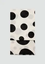 Pañuelo fluido de poliéster color blanco con estampado de lunares negros y grises, con terminaciones deshilachadas.