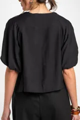 Blusa marrón de mangas cortas abullonadas, cuello redondo y diseño holgado.