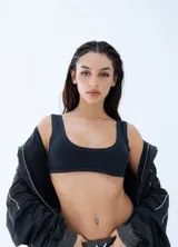 Top tipo musculosa reversible, confeccionado en microfibra pesada, con escote redondo y terminaciones en collareta ancha.