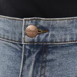 Pantalón de jean Wrangler modelo Greensboro, de corte recto, color celeste claro.