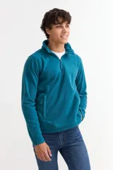 Buzo de polar gris con cuello alto y cierre frontal parcial, de manga larga y ajuste cómodo.