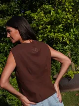 Chaleco de lino en color beige, con escote en V, cierre frontal con botones y bolsillos delanteros decorativos.