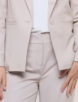 Pantalón de vestir gris claro de corte recto, confeccionado en mezcla de poliéster, rayón y elastano, con pretina, trabillas para cinto y bolsillos.