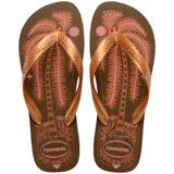 Chancletas Havaianas modelo Top Summer Vibes de base marrón con estampado tropical de palmeras en tonos rosados, y tiras de goma metalizadas en color bronce con textura.