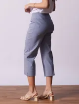 Pantalón capri a rayas azules y blancas, marca Zac & Rachel, con pretina ancha elastizada.