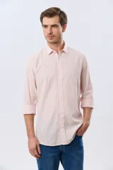 Camisa de manga larga confeccionada en mezcla de lino y algodón, con sutiles rayas celestes, cuello camisero clásico y cierre frontal de botones.