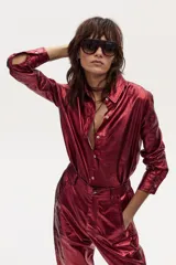 Camisa manga larga color cereza metalizado, con cuello clásico, cierre frontal con botones y corte recto.