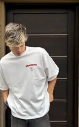 Remera celeste de corte holgado con estampado en rojo en la espalda con el texto "ittaistars", "European Tour by Ittai Stars Company" y el logo de la marca.