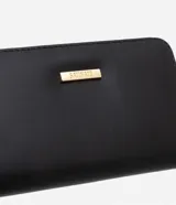 Billetera pequeña color negro con cierre de cremallera y correa de muñeca.