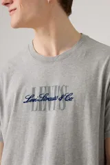 Remera gris de corte clásico con logo de Levi's en azul marino.