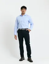 Pantalon de vestir azul marino de corte recto, con bolsillos laterales inclinados y bolsillos traseros de doble ribete.