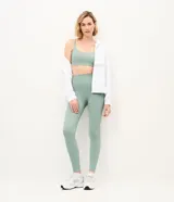 Pantalón legging deportivo Get Over de color verde menta, confeccionado en microfibra liviana, con cintura alta y pretina ancha acanalada, de diseño ajustado al cuerpo.