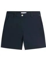 Short de vestir azul marino, con bolsillos laterales y traseros. Tiene cierre frontal con botón y cremallera, y trabillas para cinturón.