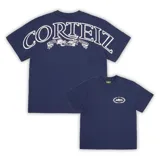 Camiseta de algodón de alto gramaje en color azul marino, con cuello redondo y mangas cortas. Presenta un pequeño logo estampado en el pecho izquierdo y un gran diseño gráfico con la inscripción 'Corteiz' y 'Règne sur le monde' estampado en la espalda.