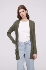 Saco abierto de tejido de punto, color verde militar, con mangas largas y bolsillos laterales.