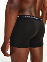 Pack de tres calzoncillos tipo trunk de Tommy Hilfiger, confeccionados en mezcla de algodón y elastano. Presentan un diseño liso con cintura elástica personalizada con el logo de la marca.