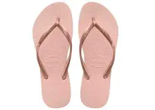 Chancletas Havaianas modelo Slim, de color rosado con tiras finas metálicas en tono oro rosado.