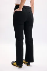 Pantalón de jean negro de corte cropped flare, con tiro medio-alto y bolsillos clásicos.