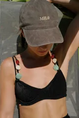 Top de bikini negro con aro, breteles regulables con cuentas decorativas y espalda regulable.