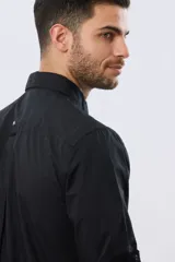 Camisa lisa de manga larga de algodón en color gris claro, de corte slim fit con cuello camisero y cierre frontal de botones.