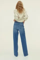 Jean de denim celeste de tiro alto con piernas amplias, corte holgado y bolsillos frontales tipo parche.