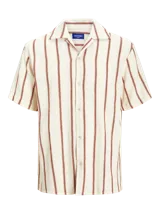 Camisa de manga corta Jack & Jones con cuello resort y corte regular. Diseño a rayas verticales color marrón sobre fondo blanco. Cierre frontal con botones.