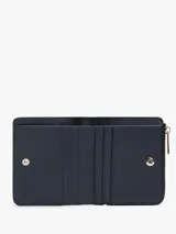 Billetera compacta Tommy Hilfiger de material sintético con textura granulada, cierre superior con cremallera metálica dorada y logo de la marca grabado en el frente.