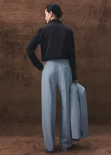 Pantalón de vestir tiro medio con diseño de raya diplomática, trabillas para cinto, dos bolsillos laterales y dos bolsillos de ribete en la parte posterior, con cierre oculto de ganchos y cremallera.