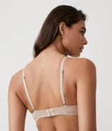 Soutien básico color piel, modelo super push up, con relleno que aproxima y aumenta los senos hasta dos tallas. Breteles regulables y confeccionado en microfibra.