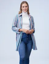 Camisola estampada a rayas verticales en tonos celeste, azul, naranja y marrón. Cuello con solapa, abertura central con botones y bolsillo aplicado en el pecho. Mangas largas regulables con presilla y botón. Laterales con bolsillos en costura. Marca Ruby Rd.