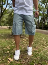 Bermuda cargo de jean estilo super baggy en color celeste lavado, con amplios bolsillos laterales con solapa.