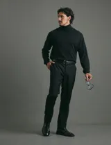 Polera de punto de manga larga en color azul marino, con cuello alto doblado y puños y ruedo acanalados.