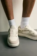 Zapatillas de basket para hombre en color tostado, con diseño de paneles en tonos beige y blanco, cordones al tono y suela chunky de goma.