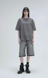 Remera unisex de corte oversize y hombros caídos, color gris concreto. Presenta cuello redondo acanalado y estampa frontal con la frase 'Que no entiendan nada' en color blanco.