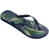 Ojotas Havaianas negras con estampado de hojas en blanco y gris.