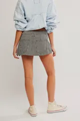 Falda pantalón corta con estampado de cuadros vichy en blanco y negro, diseño cruzado al frente y short interno.